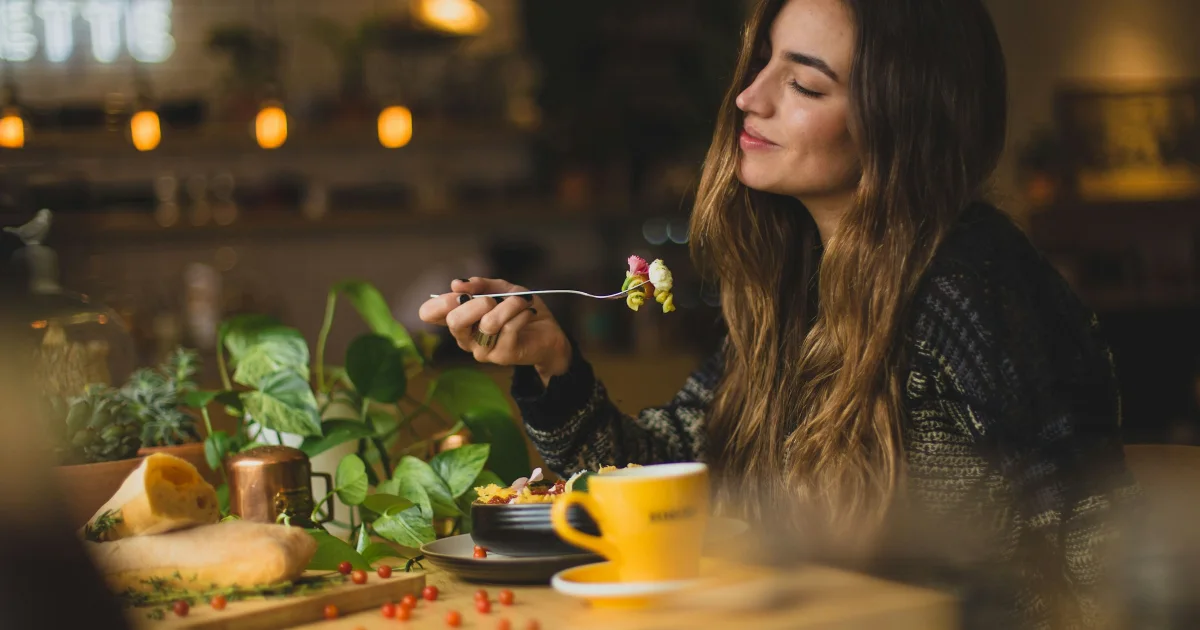 Young woman enjoying a healthy meal in a cafe